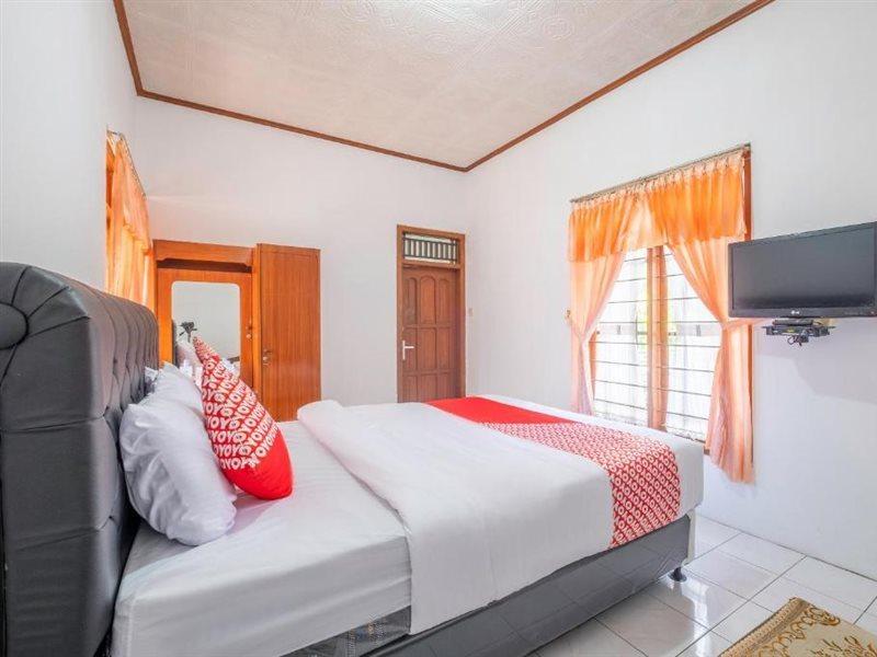 Capital O 1541 Puri Cikole Asri Hotel Lembang Exterior photo