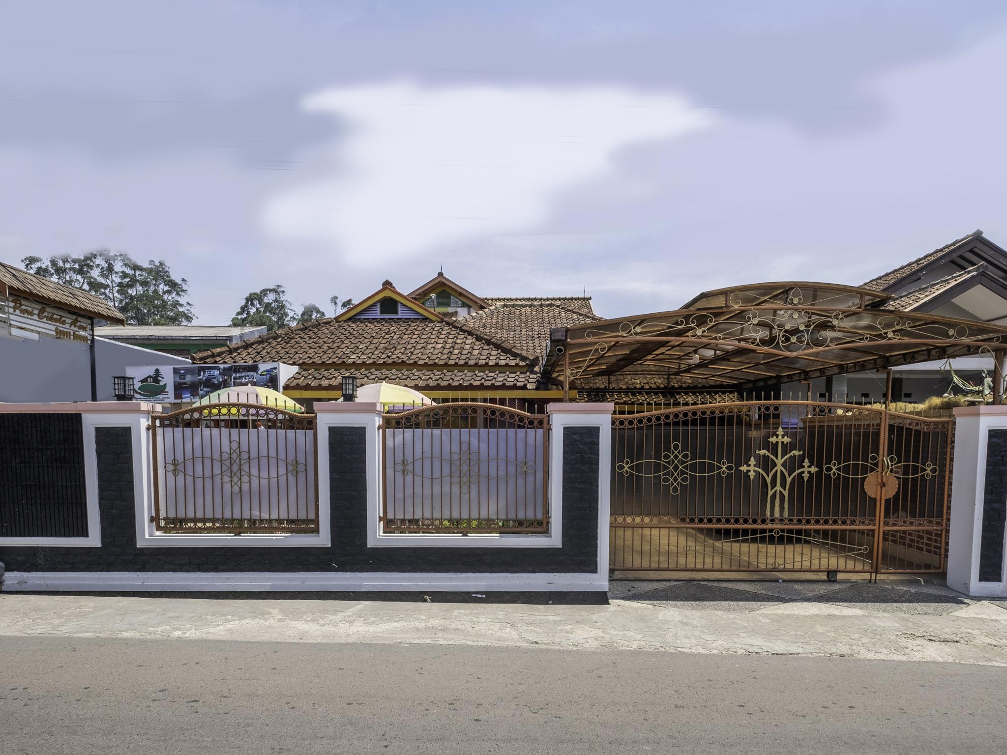 Capital O 1541 Puri Cikole Asri Hotel Lembang Exterior photo