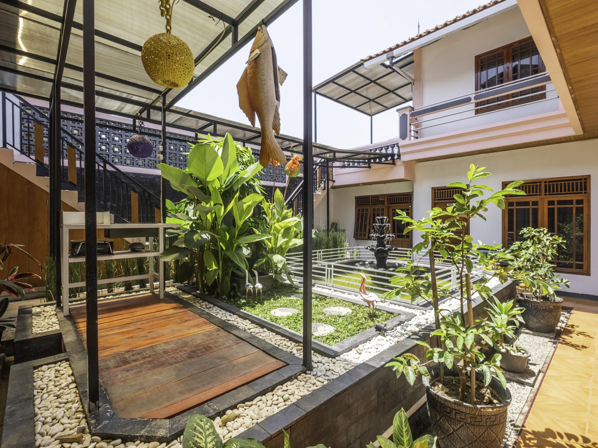 Capital O 1541 Puri Cikole Asri Hotel Lembang Exterior photo