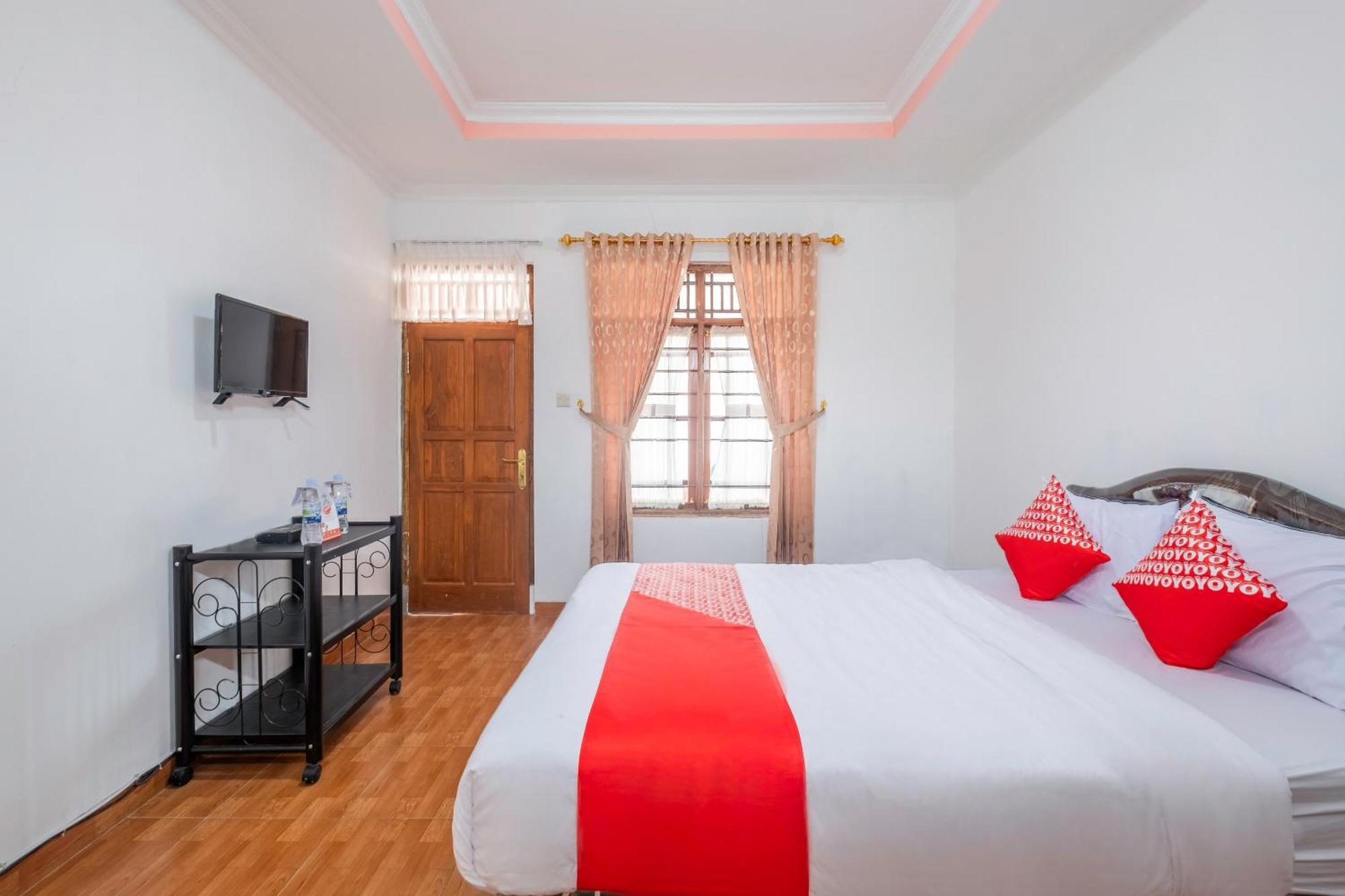 Capital O 1541 Puri Cikole Asri Hotel Lembang Exterior photo