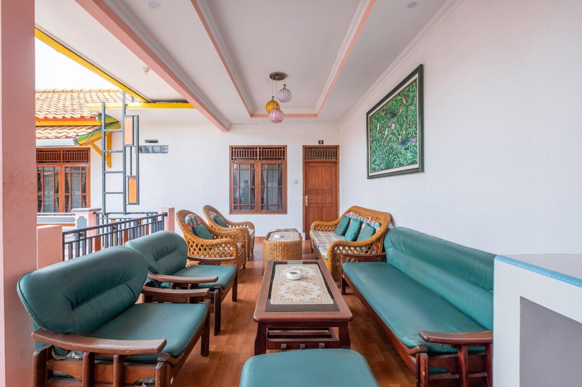 Capital O 1541 Puri Cikole Asri Hotel Lembang Exterior photo