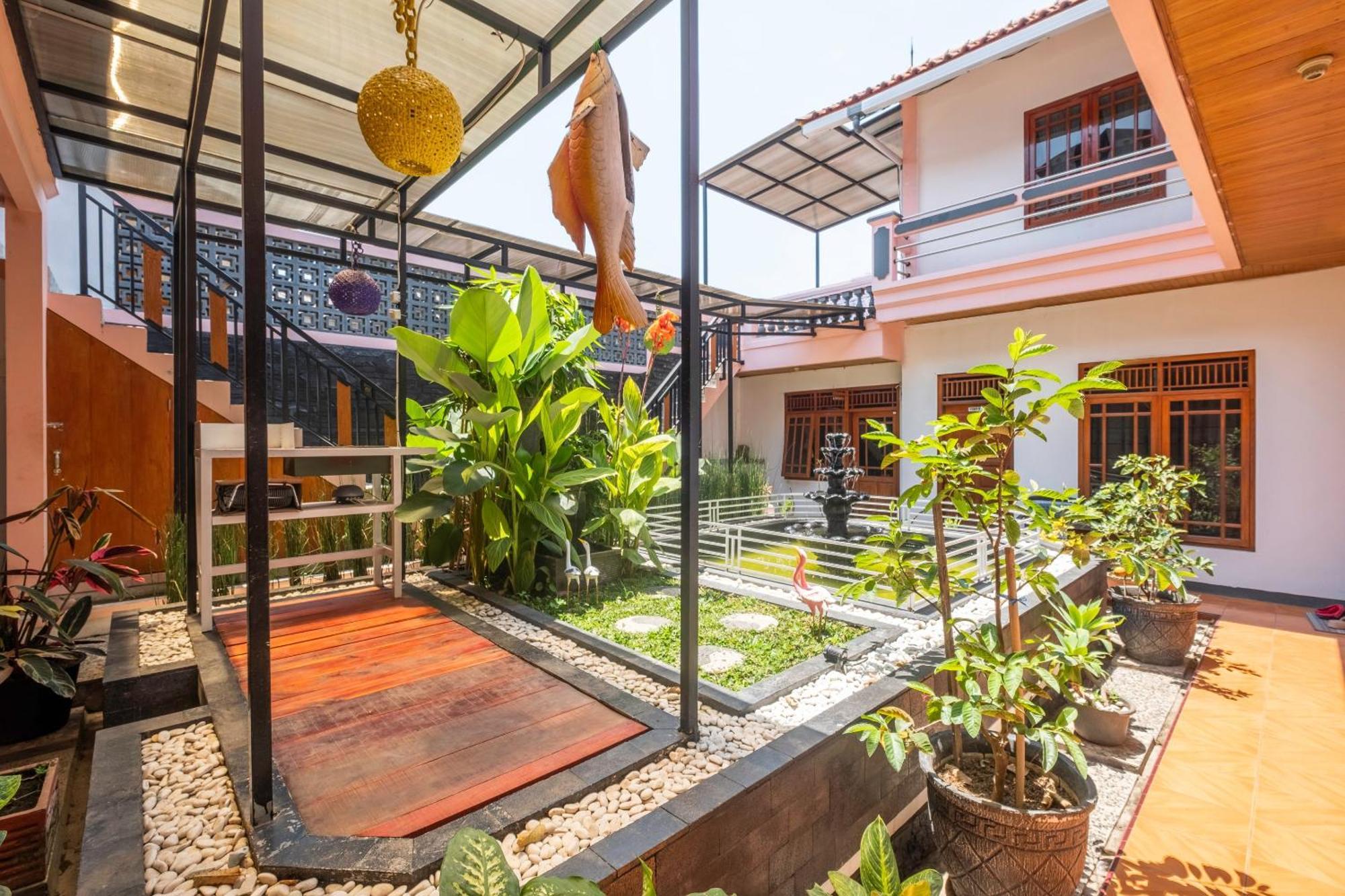 Capital O 1541 Puri Cikole Asri Hotel Lembang Exterior photo