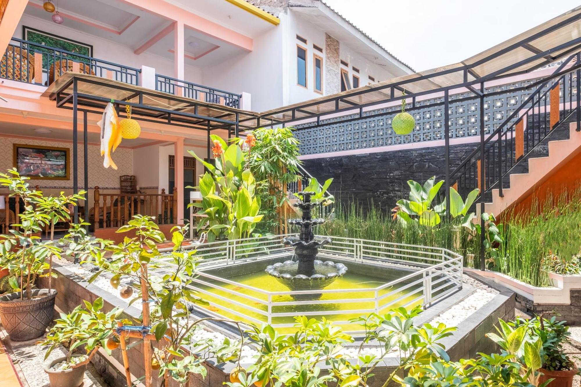 Capital O 1541 Puri Cikole Asri Hotel Lembang Exterior photo